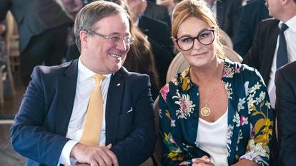 NRW-Ministerpräsident und Andrea Berg bei der Verleihung des Verdienstordens.