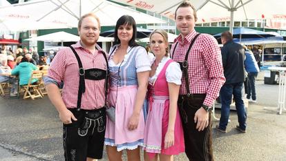 Die Zuschauer kamen teilweise in Tracht zum Konzert, wie hier die Hardcore-Fans Andre, Tanja, Anika und Niko. 