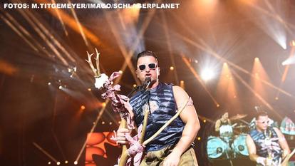 Andreas Gabalier mit Sonnenbrille, Stock und Knoten – die gehören auf der Bühne einfach dazu.