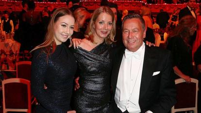 Roland Kaiser mit seiner Frau Silvia und Tochter Annalena auf dem Tanzparkett beim 13. SemperOpernball 2018 in der Semper Oper in Dresden.