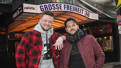 Ben Zucker und Claudio Capéo vor der „Großen Freiheit 36“ in Hamburg.