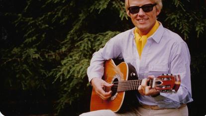 Heinos Markenzeichen seit Jahrzehnten: Gitarre, Sonnenbrille, weißblondes Haar.
