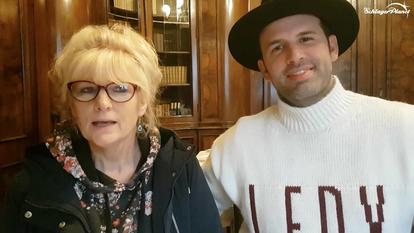 Jay Khan mit seiner Mutter Evelyn im Berliner Café Einstein Stammhaus. 