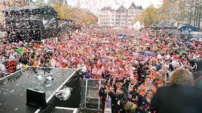 Das Warten hat endlich ein Ende, die Jecken sind wieder los! Nach dem gemeinsamen Countdown mit dem Präsidenten der Ostermann-Gesellschaft, Ralf Schlegelmilch, wird pünktlich um 11.11 Uhr auf dem Heumarkt der Straßenkarneval in Köln eröffnet.