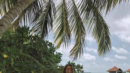 Gut gelaunt in super Pose: Vanessa Mai auf den Malediven.