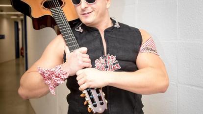 Andreas Gabalier mit seiner Tournee-Gitarre. 