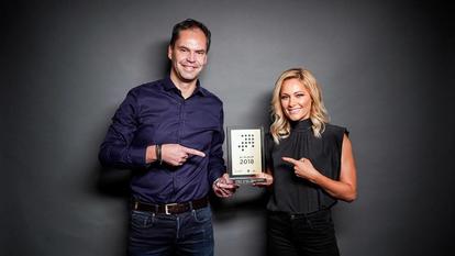 Dr. Mathias Giloth (Geschäftsführer GfK Entertainment) überreicht Helene Fischer den Award für das #1 Album des Jahres 2018