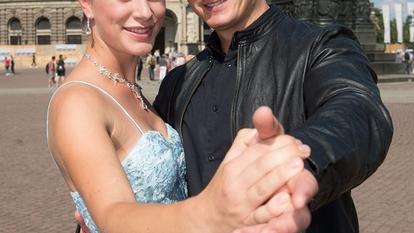 Andreas Gabalier schnappte sich beim Foto-Termin gleich eine der hübschen Debütantinnen zu einem kleinen Tänzchen.