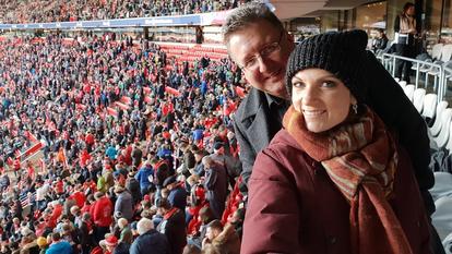 Anni Perka und Jens Seidler von den „alpha Autogrammstunden“-Touren beim FC Bayern München.