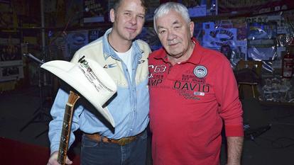 Gus Backus (rechts) und sein Sohn Jeffrey im Rattlesnake Saloon in München im Jahr 2016.