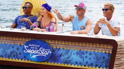 Die „DSDS“-Jury (v.l.) Xavier Naidoo, Oana Nechiti, Pietro Lombardi und Dieter Bohlen am ersten Set des Auslands-Recalls in Thailand vor dem Floß-Hotel „The Greenery Panvaree“.