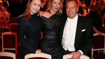 Roland Kaiser, Frau Silvia und Tochter Annalena beim Semperopernball 2018.