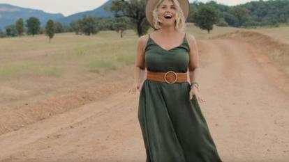 Beatrice Egli in ihrem neuen Musikvideo zu „Terra Australia“.