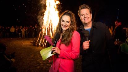 Das „MDR-Osterfeuer“ wird am Oster-Samstag gezündet. Die Moderatoren Sarah von Neuburg und Lars-Christian Karde.