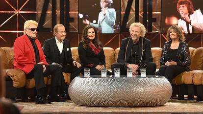 Heino, Michael Holm, Marianne Rosenberg, Thomas Gottschalk, Wencke Mhyre in „50 Jahre ZDF-Hitparade“.