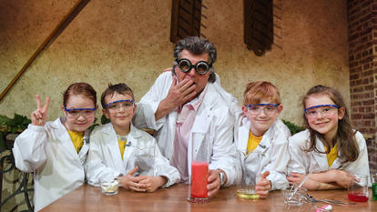 Andy Borg (Mi.) wagt mit den Kindern Manuel, Marlene, Justus und Milena ein Experiment.