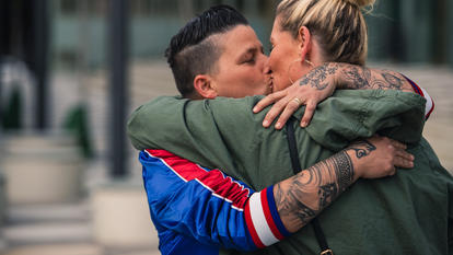 Kerstin Ott und Ehefrau Karolina küssen sich am Rande des Videodrehs zu „Alles so wie immer“ in Berlin. 