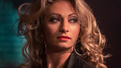 Im Video spielt Kerstins „Let's Dance“-Tanzpartnerin Regina Luca die Frau, auf die alle Augen gerichtet sind. 
