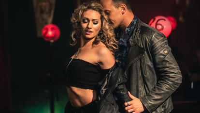 Regina Luca tanzt im Video an der Seite ihres Mannes Sergiu, der ebenfalls Profitänzer ist. 