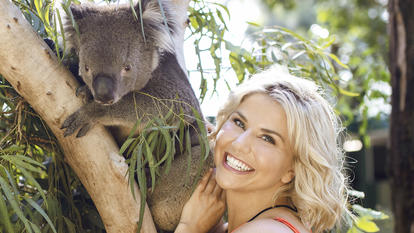 Beatrice Egli (rechts) mit einem Koalabär. 
