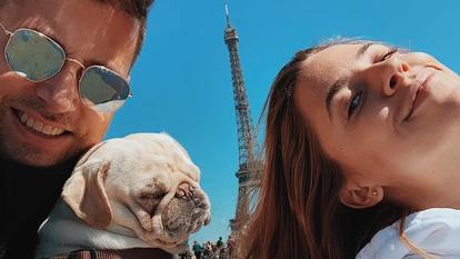 Vanessa Mai mit ihrem Mann Andreas Ferber und Mops Ikaro in Paris. 