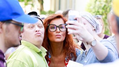 Andrea Berg mit Fans.