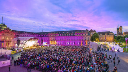 Die Atmosphäre auf dem Stuttgarter Schlossplatz beim „SWR4 Open Air“, das ihr am Samstagabend sehen könnt. 