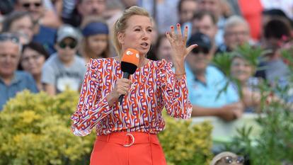 Andrea Kiewel in Action beim „ZDF Fernsehgarten“.