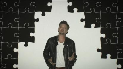 Ben Zucker in einem symbolischen Puzzle 