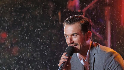 Florian Silbereisen moderiert „Die Schlager des Sommers“ im Regen aber mit viel guter Laune. 