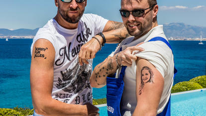Michael Wendler und Kandidat Niclas zeigen ihre Tattoos. Was wohl dahinter steckt?