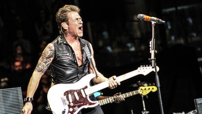 Peter Maffay auf einer Bühne mit Gitarre in der Hand