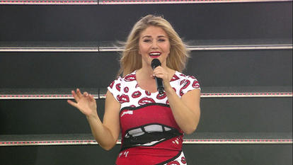 Beatrice Egli singt in ein Mikrofon