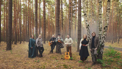 Mitglieder der Kelly Family stehen im Wald