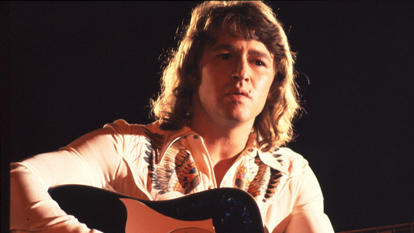 Junger Peter Maffay in den 70er Jahren mit Gitarre