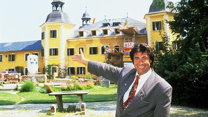 Roy Black zeigt auf sein Schlosshotel