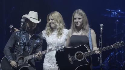 Stefanie Hertel mit Mann Lanny Lanner und Tochter Johanna in Paris auf der Bühne. 