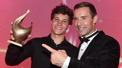 Gewinner Wincent Weiss mit dem Moderator der Gala Kai Pflaume. 