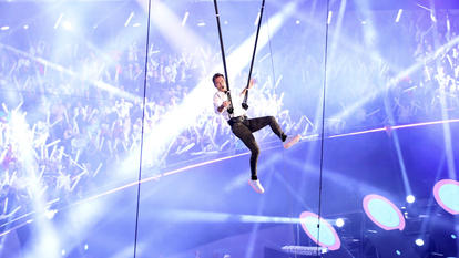 Florian Silbereisen schwebt an Seilen über dem Publikum der Dortmunder Westfalenhalle