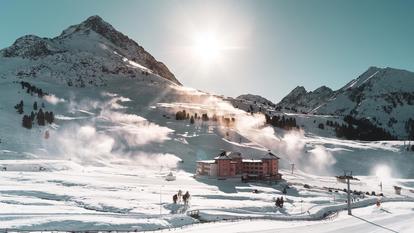 Schneebedecktes Tal in Österreich