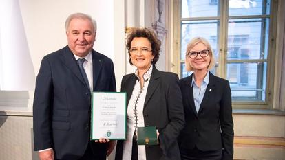 LH Hermann Schützenhofer überreichte mit LT.-Präs. Gabriele Kolar das Goldene Ehrenzeichen an Monika Martin.