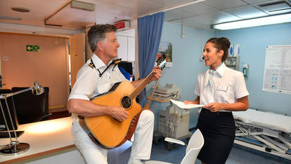 Nick Wilder (Dr. Sander, l.) und Tanja Lohmeier (Sarah Lombardi) proben für den großen Auftritt. 