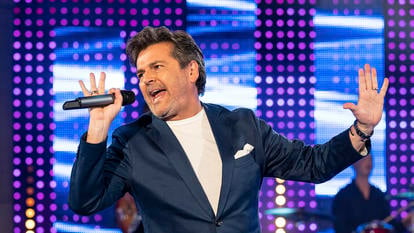 Thomas Anders singt impulsiv in ein Mikrofon