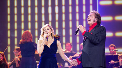 Helene Fischer und Engelbert halten beim Singen Händchen, süß.