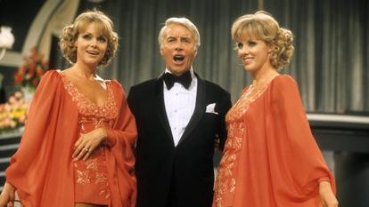 Johannes Heesters im Jahr 1975 mit Alice und Ellen Kessler in der ZDF-Show „Treffpunkt Herz“.
