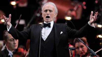 José Carreras singend vor einem Orchester