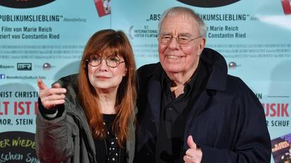 Der Komponist Christian Bruhn mit Schlagersängerin Katja Ebstein bei der Premiere des Dokumentarfilms „Meine Welt ist die Musik - Der Komponist Christian Bruhn“ 2019.