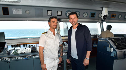 Prominenter Besuch auf dem Traumschiff: der ehemalige Nationaltorwart Roman Weidenfeller (r.) besucht Kapitän Max Parger (Florian Silbereisen, l.) auf der Brücke des Traumschiffs.