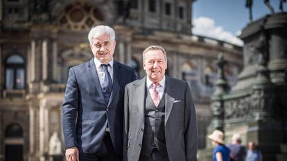 Eine harmonische Aufnahme vor Beginn des SemperOpernball-Skandals: Der umstrittenen Ballchef Hans-Joachim Frey mit Roland Kaiser. 