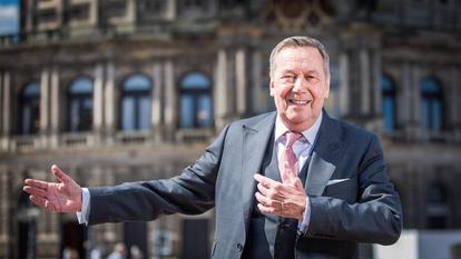 Roland Kaiser vor der Dresdener Semperoper. 